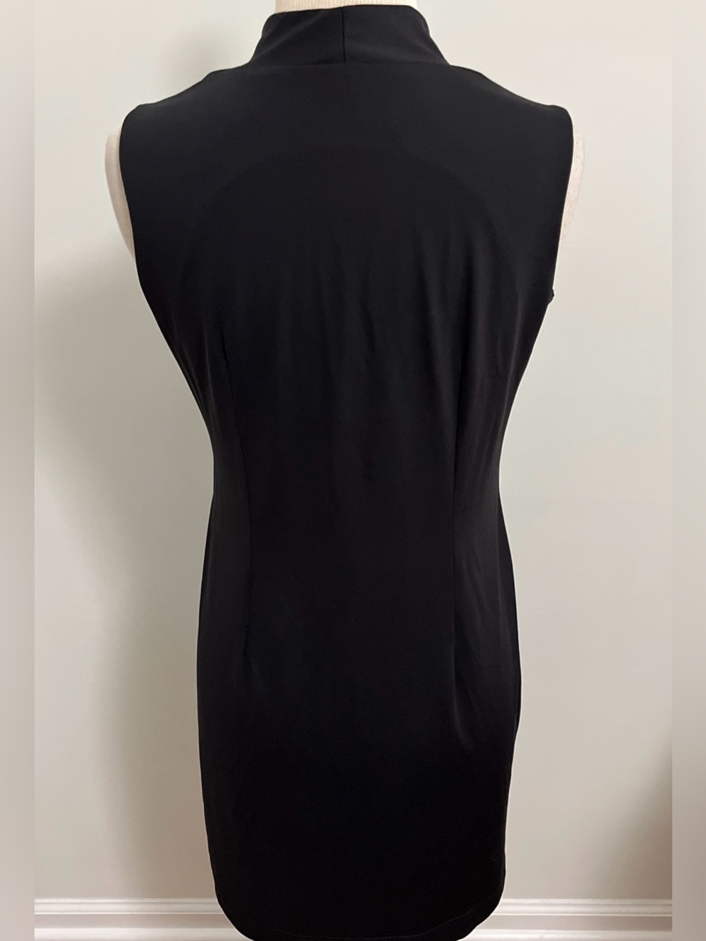 Lulu-B Scallop V-Neck Sleeveless Jersey Shift Dress - Picture 4 of 7